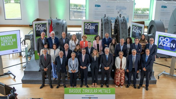 El consejero de Industria, Transición Energética y Sostenibilidad, Mikel Jauregi, con los asistentes a la presentación del proyecto Basque Zirkular Metals.
