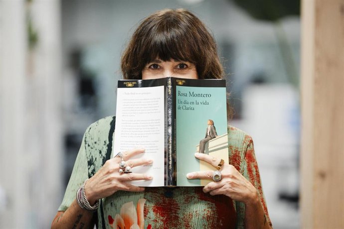 La autora Rosa Montero posa para Europa Press durante la presentación de su libro ‘Un día en la vida de Clarita’, en las oficinas de Penguin Random House, a 16 de septiembre de 2026, en Madrid (España). 