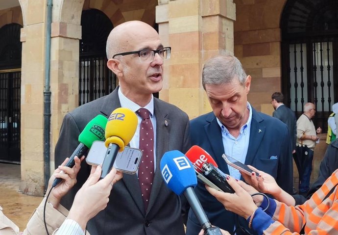 El concejal del PSOE Jorge García Monsalve y el portavoz del Grupo Municipal, Carlos Fernández Llaneza.