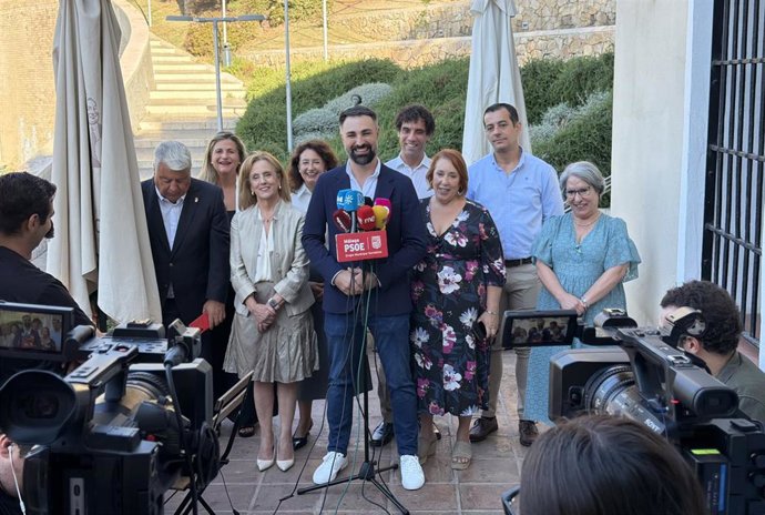 El portavoz del PSOE en Málaga, Mariano Ruiz Araujo, atendiendo a los medios durante un desayuno informativo.