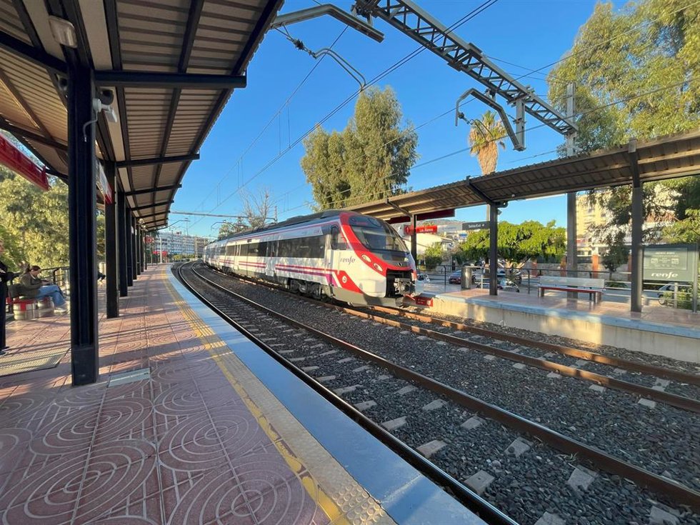 Archivo - Tren de Cercanías en Torremolinos.