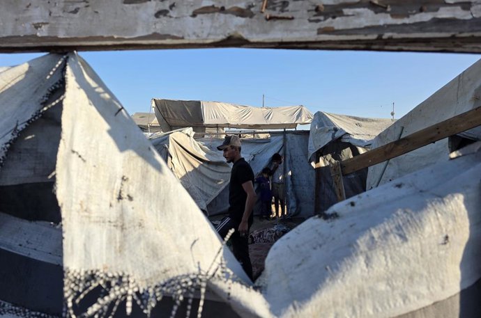 16 de setembro de 2026, Khan Yunis, Faixa de Gaza, Território Palestino: Palestinos inspecionam o local de um ataque israelense que teve como alvo uma barraca na área de al-Mawasi, em Khan Yunis, no sul da Faixa de Gaza, em 16 de setembro de 2026. O ataqu