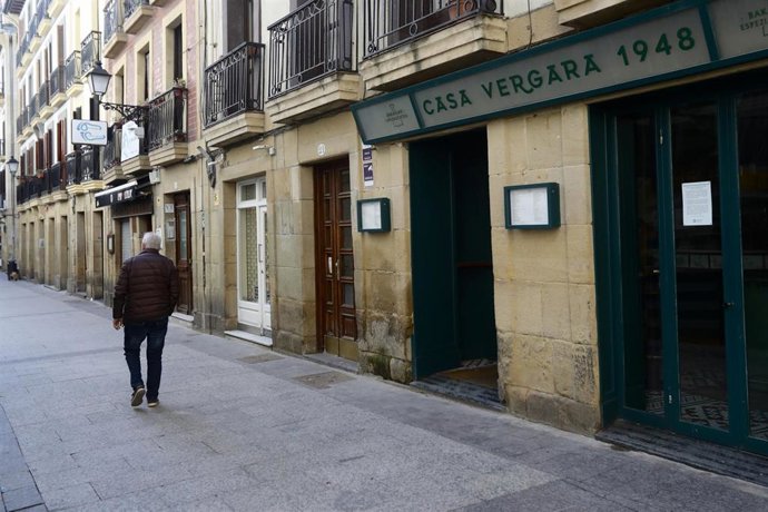 Archivo - Una persona transita por las calles de San Sebastián 