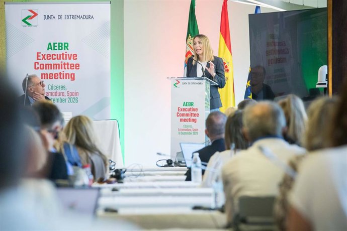 La presidenta de la Junta de Extremadura María Guardiola invertviene en la inauguración de la reunión del Comité Ejecutivo de la ARFE, que se celebra en Cáceres
