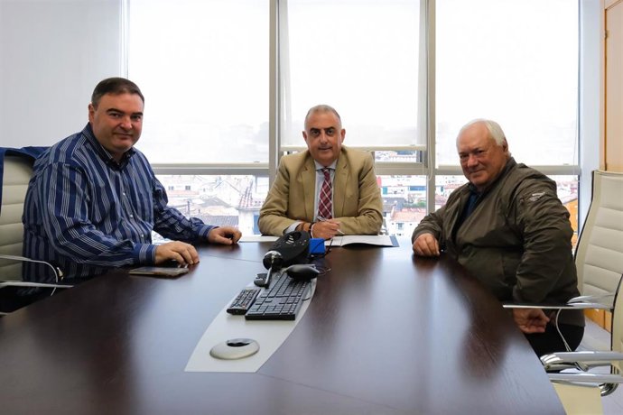 El Consejero De Medio Ambiente, Roberto Media, Recibe Al Alcalde De Miera, José Miguel Crespo