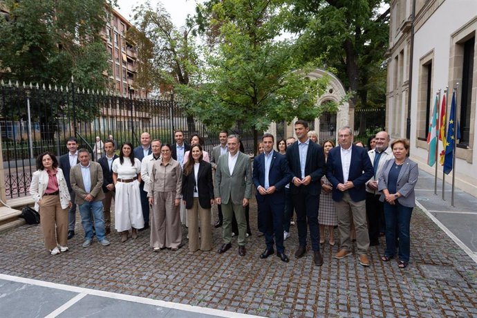 El presidente del PNV, Aitor Esteban, y el lehendakari, Imanol Pradales, han presidido una reunión con el grupo parlamentario 'jeltzale'