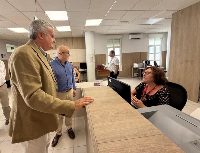 El delegado de Sanidad y Consumo de la Junta en Almería, Juan de la Cruz Belmonte, durante su visita al Centro de Salud de Garrucha.