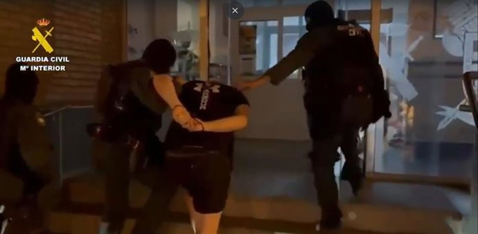 Um dos detidos é levado para o Quartel da Guarda Civil de Huelva.