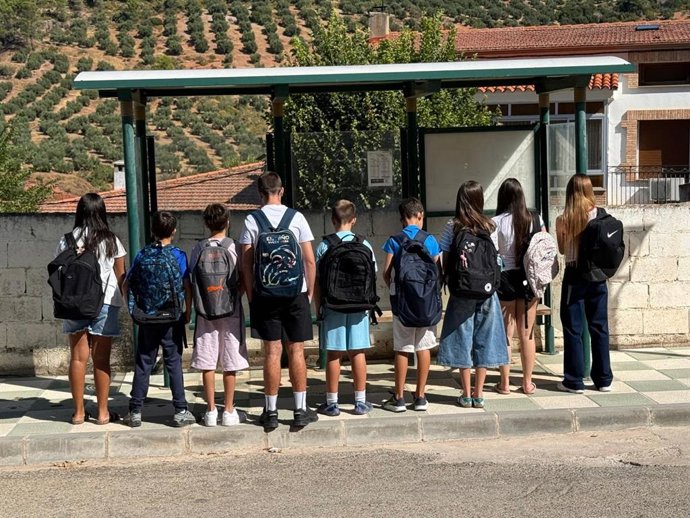 Alumnado de Benatae protesta por la falta de transporte escolar.