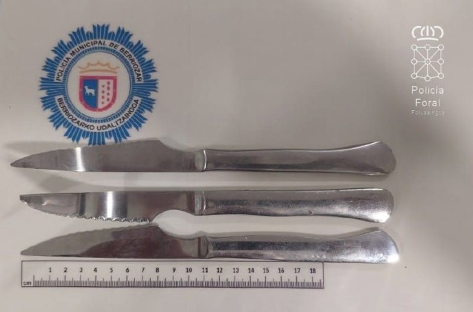 Cuchillos de cocina intervenidos al detenido.