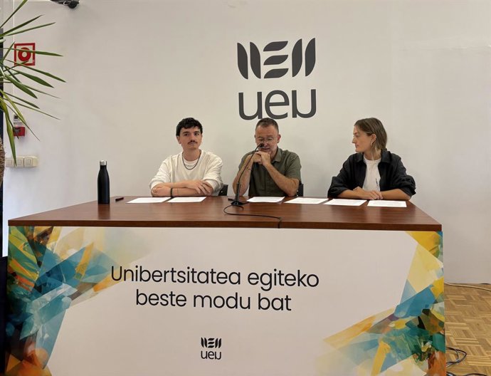 Ezkerretik eskuinera: Iker Lauzirika, Aitor Bengoetxea eta Leire Gorostiza