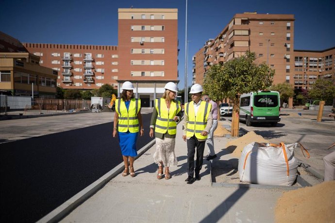 Visita a las obras de la calle de Los Mozárabes de Huelva.