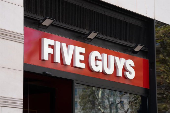 Archivo - Un restaurante de Five Guys en Barcelona 