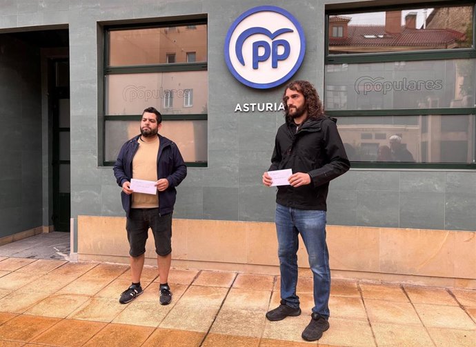 Los agredidos durante San Mateo, Rubén Rosón y Jorge Fernández, de AMA Asturies, frente a la sede del PP de Asturias, con una carta dirigida a Alberto Núñez Feijóo y otra a Álvaro Queipo.