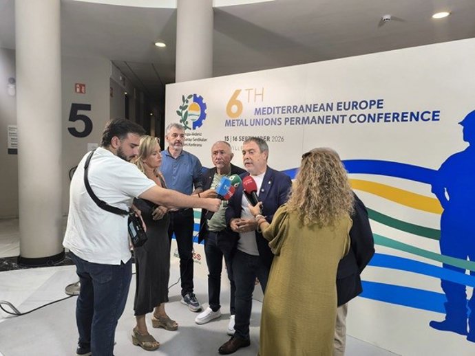 El secretario general de UGT, Pepe Álvarez, y el secretario general de UGT FICA, Mariano Hoya, en declaraciones a los medios en la sexta Conferencia Permanente de Sindicatos del Metal de Europa Mediterránea celebrada en San Juan de Aznalfarache (Sevilla)