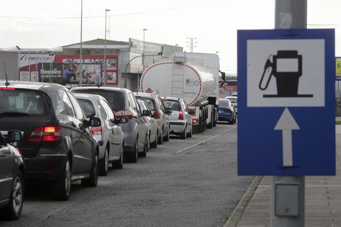 Archivo - Colas de coches en una gasolinera, a 31 de diciembre de 2022, en Lugo, Galicia (España). El Gobierno anunció el pasado martes 27 de diciembre que pondría fin al descuento de 20 céntimos por litro de carburante a finales de año. Es por ello que m