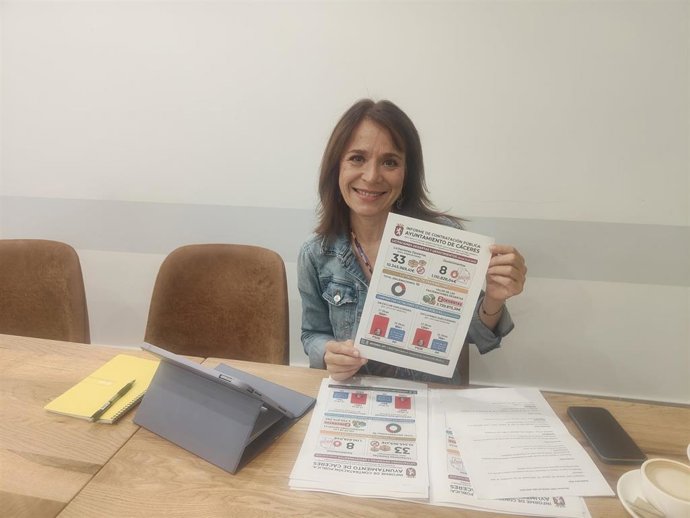 La candidata a la Alcaldía de Cáceres, Belén Fernández en una rueda de prensa