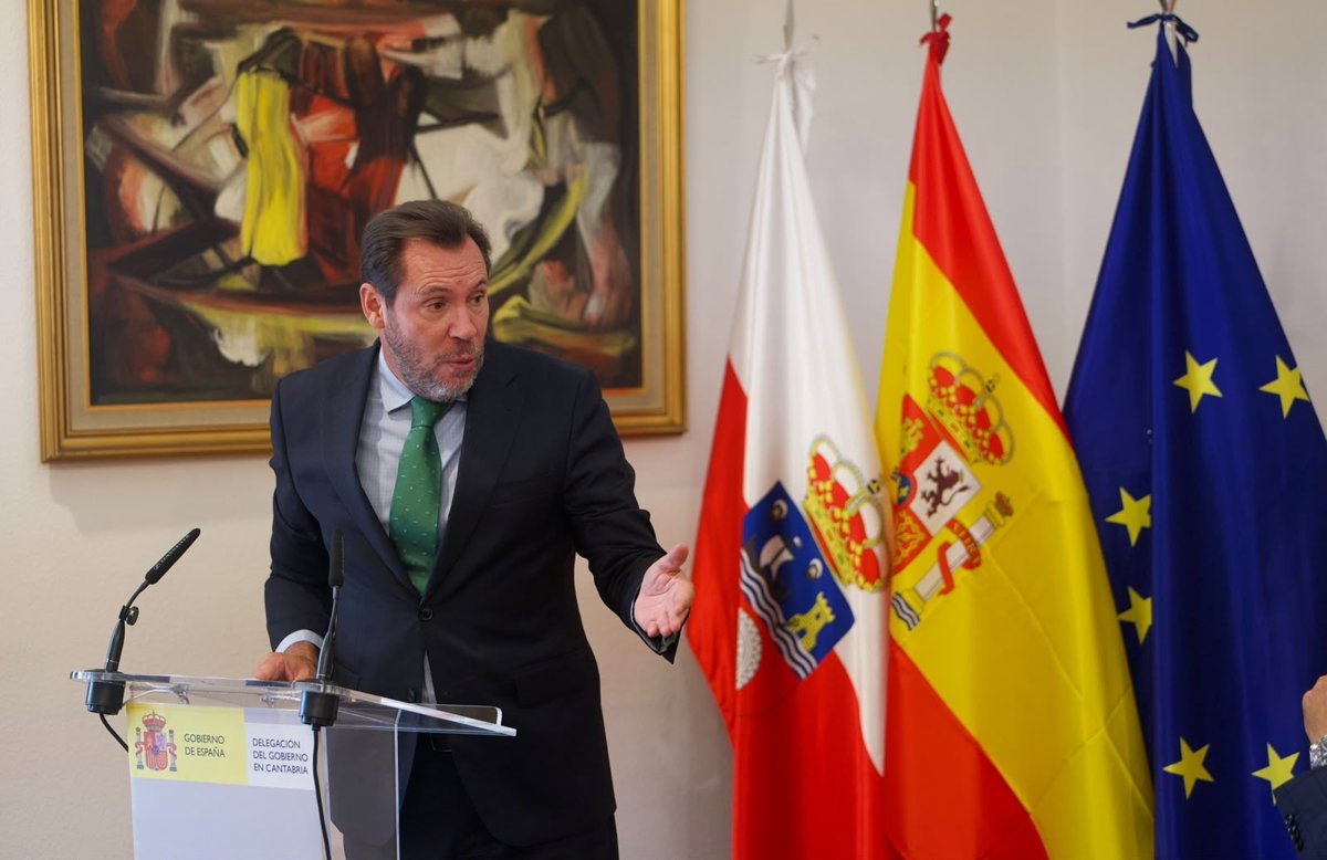 Las pruebas en vía de los nuevos trenes de Cantabria empezarán en octubre, según el ministro