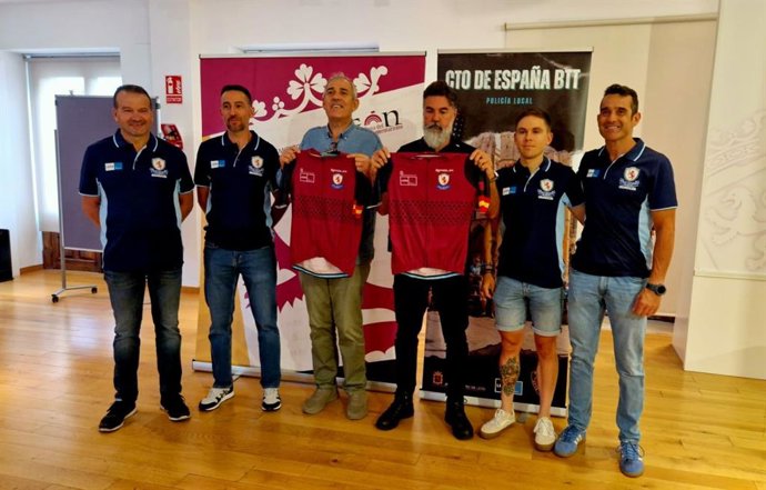 El concejal de Deportes de León, Vicente Canuria (centro derecha), y el intendente jefe de la Policía Local de León, Miguel Ángel Llorente Pellitero (centro izquierda), en la presentación del XXVIII Campeonato de España BTT de Policías Locales.