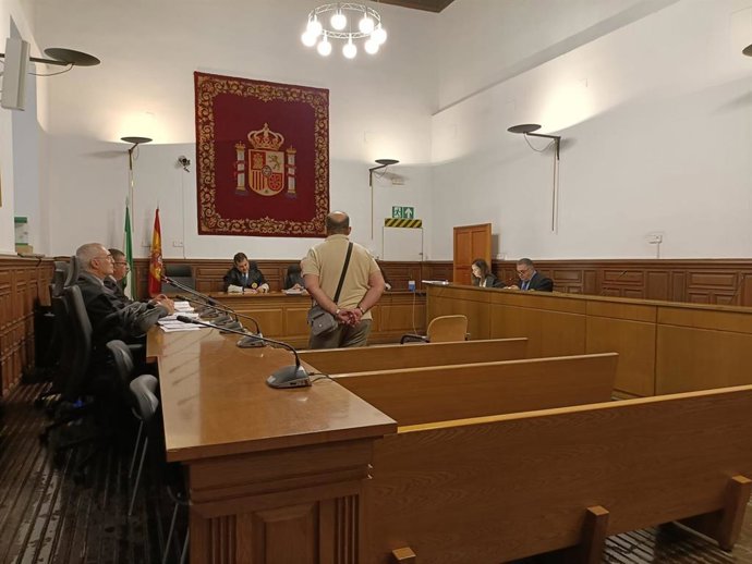 Juicio en la Audiencia de Granada al acusado de cobrar la pensión de su madre muerta durante 22 años.