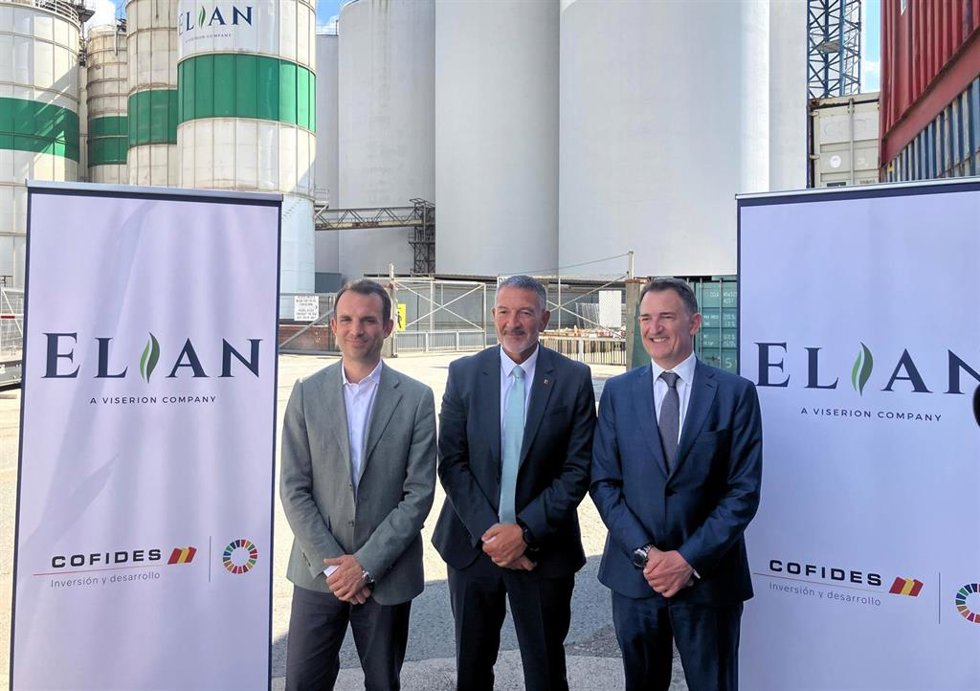 El conseller de Empresa y Trabajo de la Generalitat, Miquel Sàmper; el director general de Cofides, Miguel Tiana, y el ceo de Elian, Andrés Martín