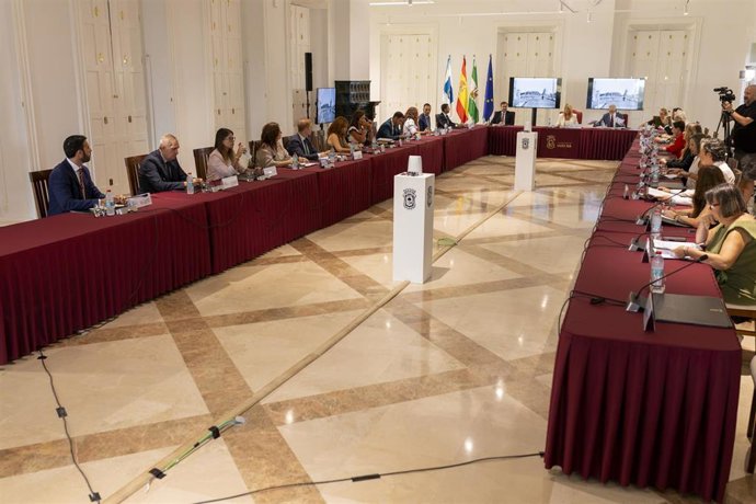Pleno extraordinario municipal para la aprobación de las distinciones otorgadas con motivo de la celebración del 150 aniversario de la concesión del título de ciudad a Huelva.