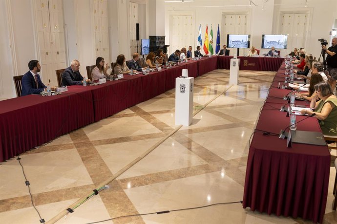 Pleno extraordinario municipal para la aprobación de las distinciones otorgadas con motivo de la celebración del 150 aniversario de la concesión del título de ciudad a Huelva.