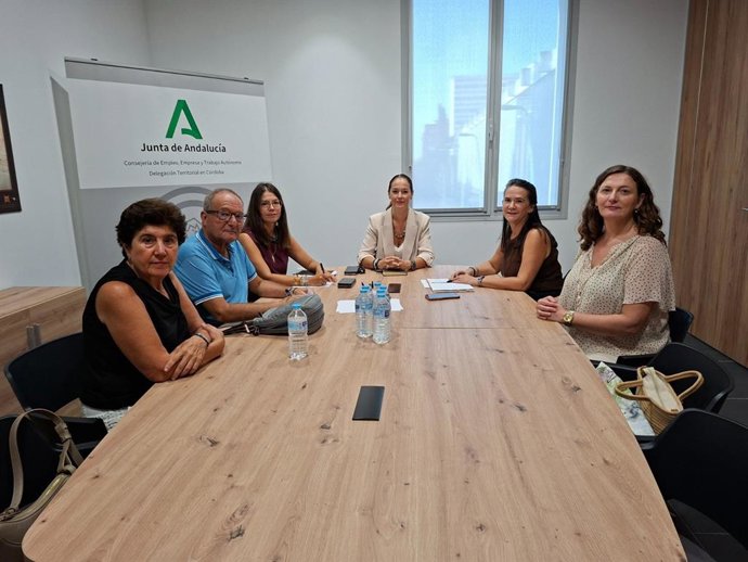 La delegada de Empleo, Formación y Trabajo Autónomo y de Inteligencia Artificial, Desarrollo Digital y Administración Pública de la Junta, Marina Montes (centro), en su encuentro con UGT.