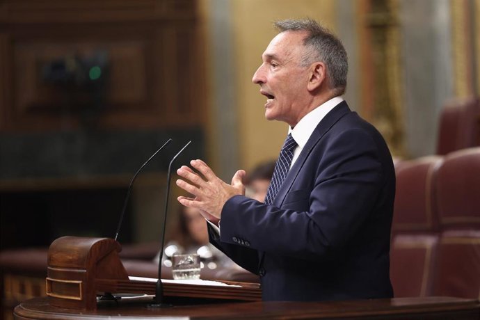 El diputado de Sumar Enrique Santiago interviene durante una sesión plenaria en el Congreso de los Diputados, a 10 de septiembre de 2026, en Madrid (España).