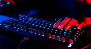 Imagen de una persona con un teclado.