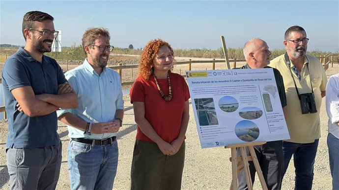 El subdelegado del Gobierno en Sevilla, Francisco Toscano, y la la comisionada del Ciclo del Agua y Restauración de Ecosistemas del Ministerio para la Transición Ecológica y el Reto Demográfico (Miteco), Laura Martín.
