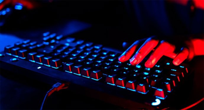 Imagem de uma pessoa com um teclado.