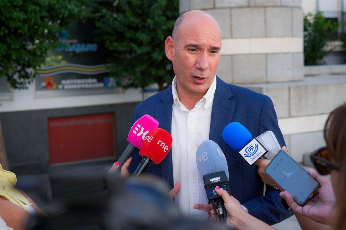 Junta y sindicatos se reunirán la próxima semana para seguir avanzando en la mejora de empleados públicos, según el PP