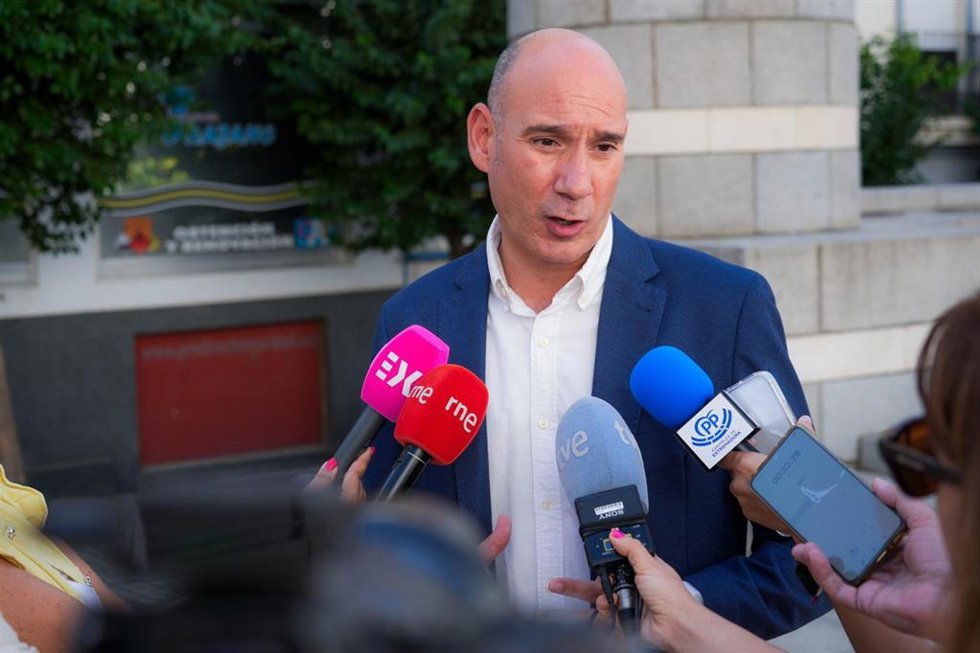 El portavoz del PP en la Asamblea de Extremadura, José Ángel Sánchez Juliá, en declaraciones a los medios tras reunirse con sindicatos que reivindican mejoras para los empleados públicos