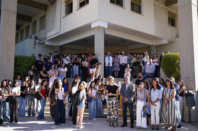 Participantes en el minuto de silencio convocado por la Universidad de Granada en memoria de la estudiante Claudia Tacoronte Aguilera, asesinada en México. A 14 de septiembre de 2026 en Granada (Andalucía, España). 