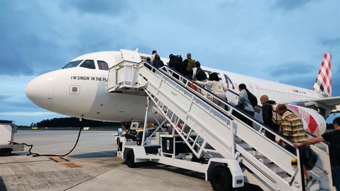 Archivo - Viajeros subiendo a un avión de Volotea en el Aeropuerto de Asturias destino Menorca.