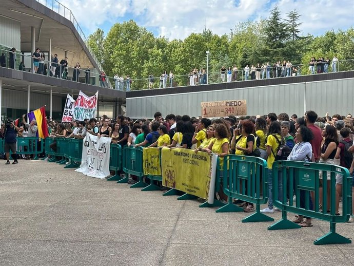 Alumnos de la UAM protestan en la apertura del curso académico.