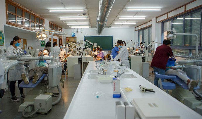 Archivo - Imagen de formación práctica de alumnado de FP.