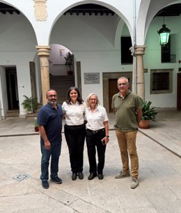 El presidente de la Diputación de Cáceres, Miguel Ángel Morales visita el complejo cultural Santa María de Plasencia para conocer el trabajo que desarrolla el programa 'Inclusión para el empleo'