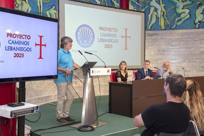 El consejero de Cultura, Turismo y Deporte, Luis Martínez Abad, entre otros, presenta en rueda de prensa los trabajos sobre la señalética en los caminos de peregrinación