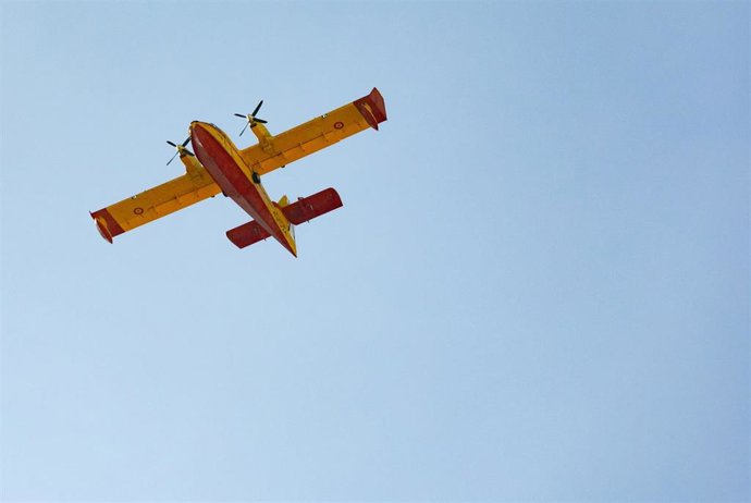 Archivo - Un avión anfibio apaga fuego del Ejército de Aire durante los ensayos previos del próximo 12 de octubre, a 7 de octubre de 2025, en Madrid (España). En el desfile aéreo del Día de la Fiesta Naciona participarán 45 aviones y 29 helicópteros. Un t