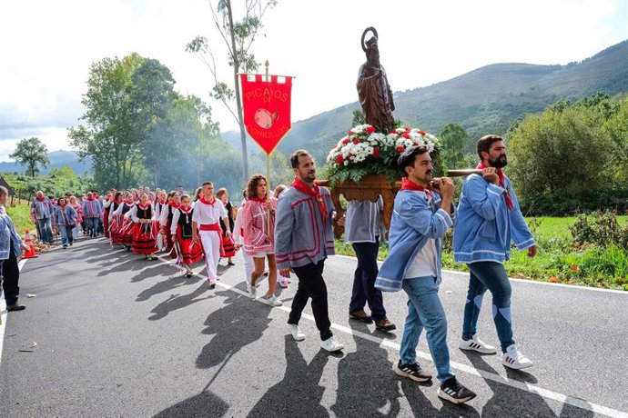 El consejero de Salud, César Pascual, asiste a la misa en honor de San Cipriano.