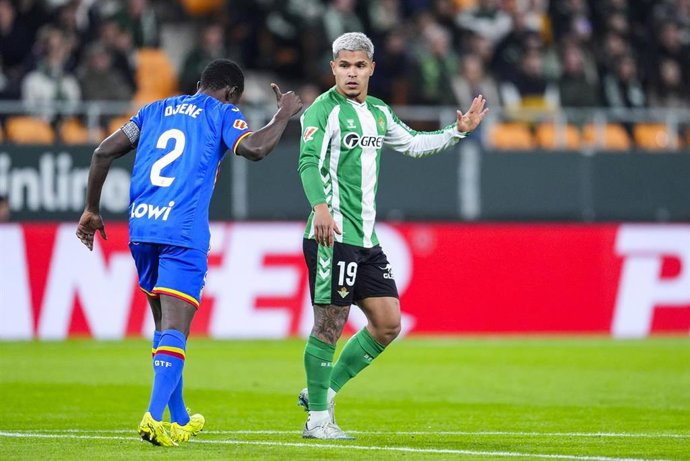 Archivo - Dakonam Djené y 'Cucho' Hernández durante el Real Betis-Getafe CF de LaLiga EA Sports 25-26