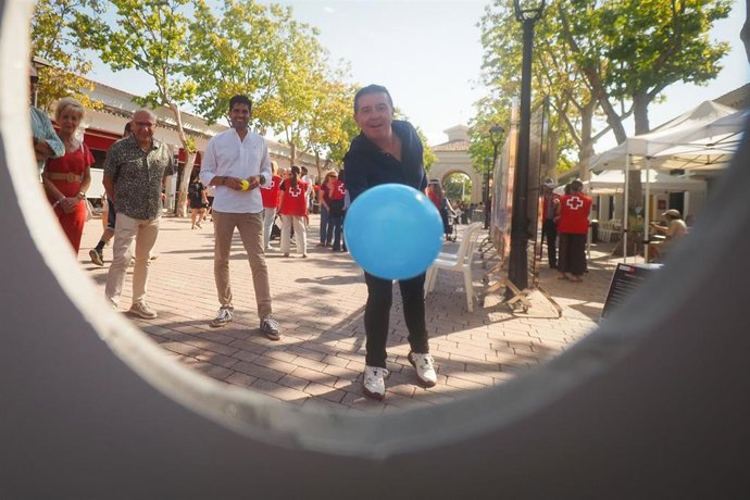 El presidente de la Diputación, Santi Cabañero, en la actividad de la Cruz Roja.