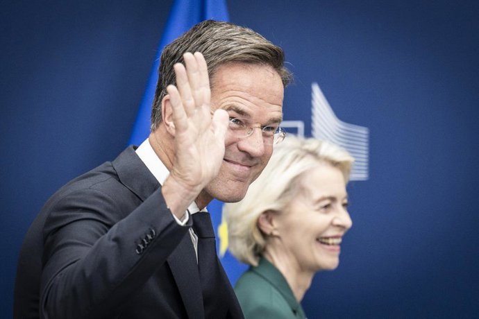 2 de setembro de 2026: A presidente da Comissão Europeia, Ursula von der Leyen (à direita), e o secretário-geral da OTAN, Mark Rutte, fazem declarações à imprensa antes de sua reunião em Bruxelas, na Bélgica, na quarta-feira, 2 de setembro de 2026. Foto d
