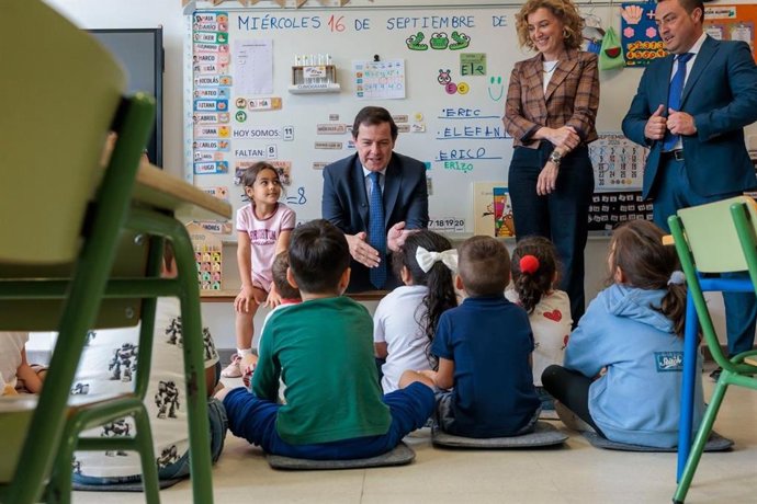 Mañueco charla con alumnos de Primaria en El Espinar.