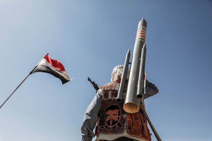 Archivo - 29 January 2024, Yemen, Sanaa: Armed rebels of the Iran-backed Houthi militia take part in a demonstration against the USA and Israel, amid growing tensions between the USA and the Houthis following the latter's several operations in the Red Sea