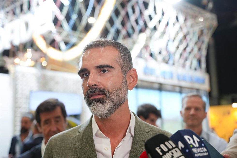 El consejero de Agricultura, Pesca, Agua y Desarrollo Rural, Ramón Fernández-Pacheco, durante una atención a los medios de comunicación. Imagen de archivo.