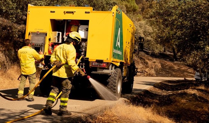 Efectivos del Infoca, durante labores de extinción de un incendio.