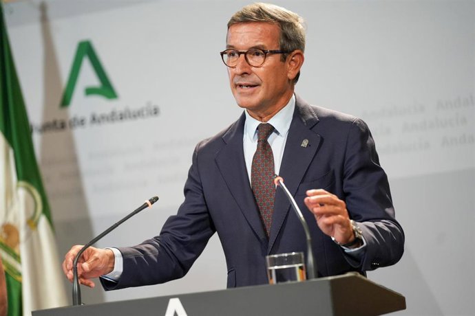 El consejero de Universidad, Industria, Energía e Innovación de la Junta, Jorge Paradela, durante la rueda de prensa. A 16 de septiembre de 2026, en Sevilla (Andalucía, España). Rueda de prensa tras el Consejo de Gobierno de la Junta de Andalucía, que se 